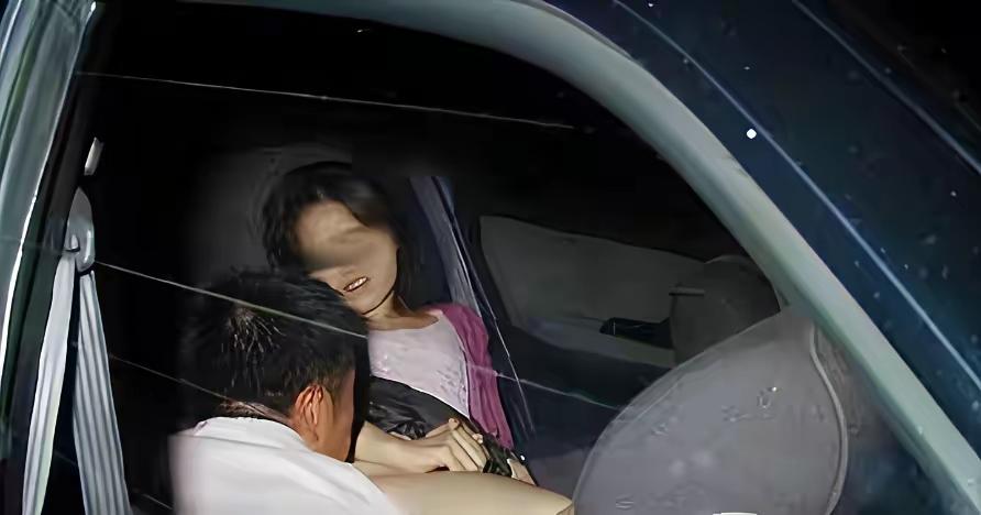 河北石家庄男子张某去找上班的妻子，在停车场一看车窗，自己老婆与其前男友轿车后排交