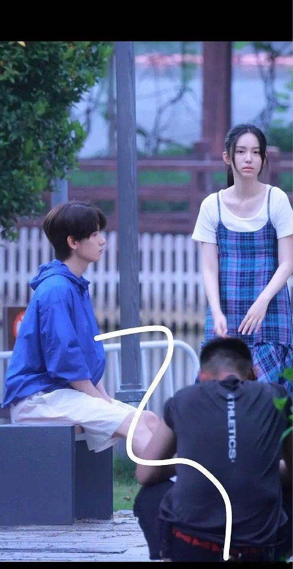 是不是衣服的原因？周也的脸到底肿么了，看身体明明不胖，但路透图拍出来却显得很肿要