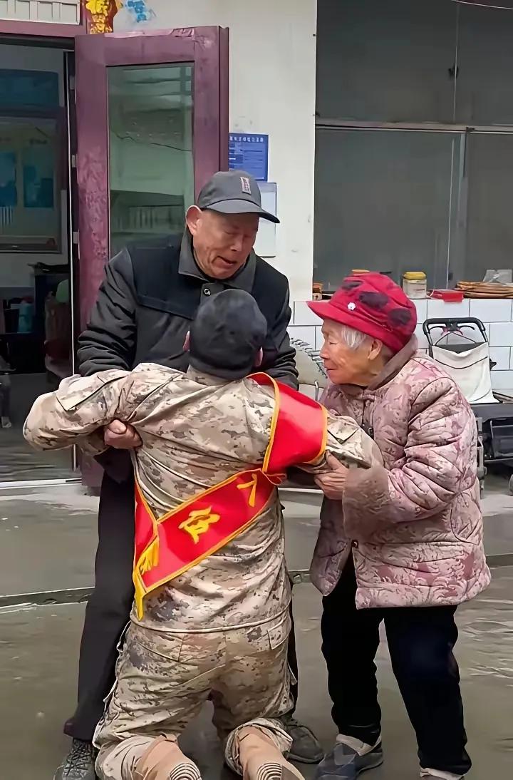 无父新兵跪别九旬爷爷奶奶：为何他哭着说怕再也见不到？
​泥泞的院坝里，穿着迷彩服