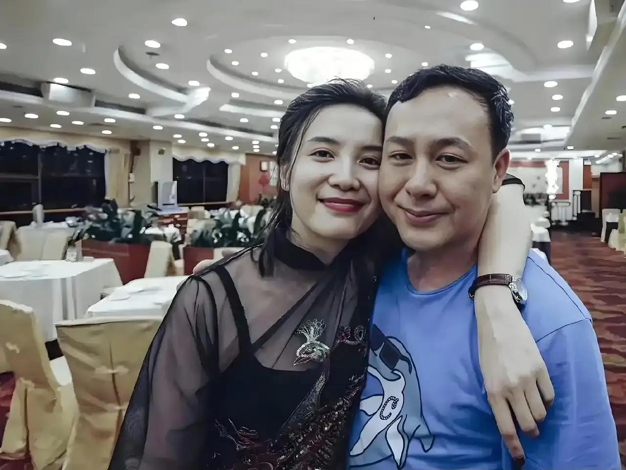 宋佳和张颂文的合照。两人勾肩搭背，脸都贴一起了。宋佳笑容阳光，很是可爱。而张颂文