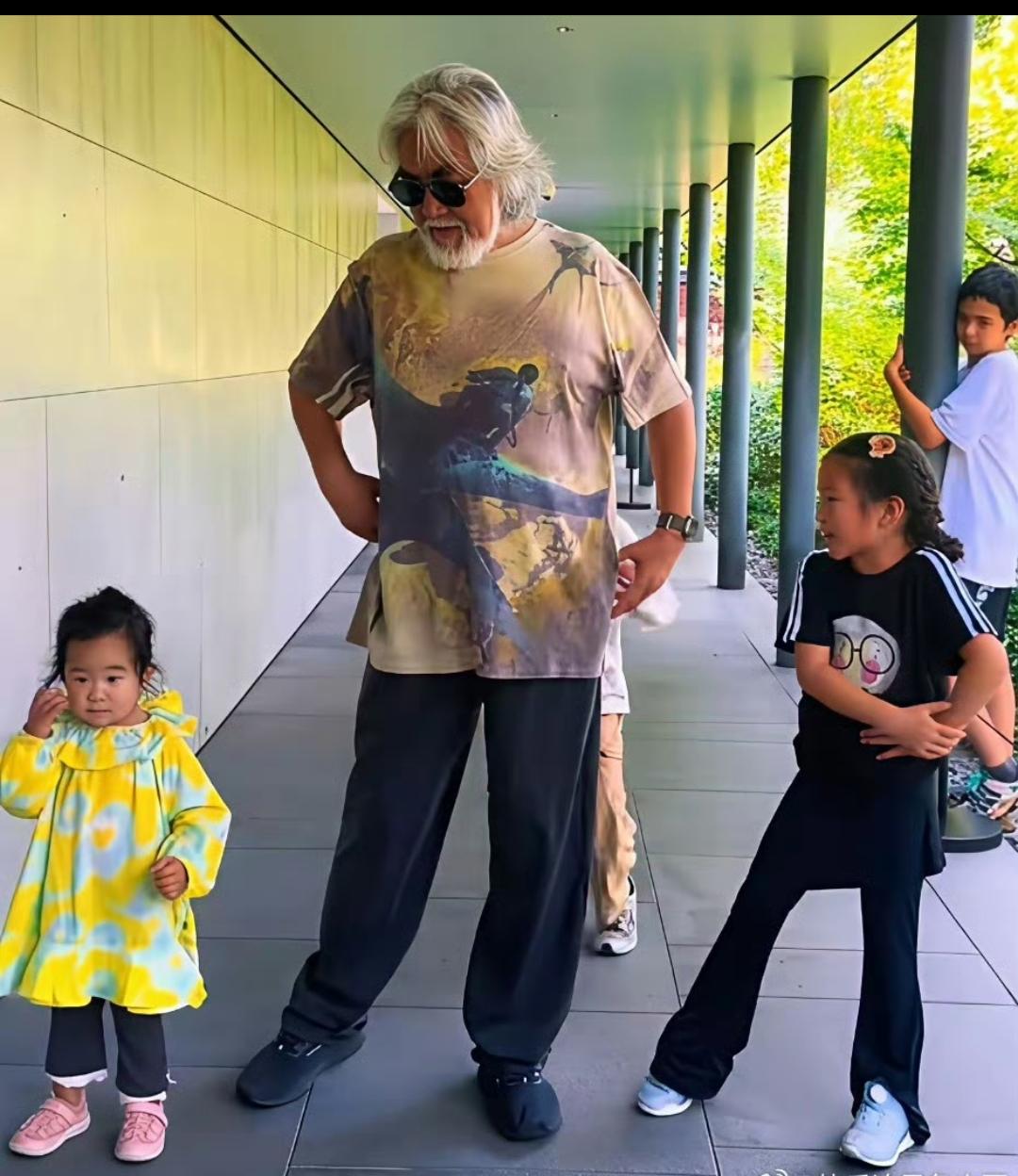老登找个小娇妻他是美了，小娇妻找个多金老登她也满意了！
可是他们生一堆娃，谁考虑