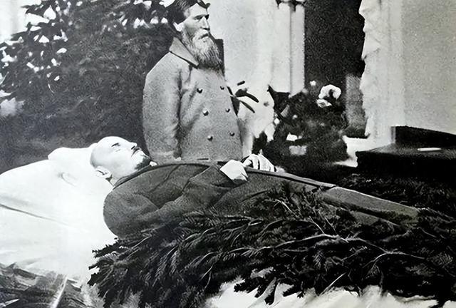 列宁遗体只剩10%，每年维护费用高达百万美元，大多数人建议将其下葬，普京：只要有