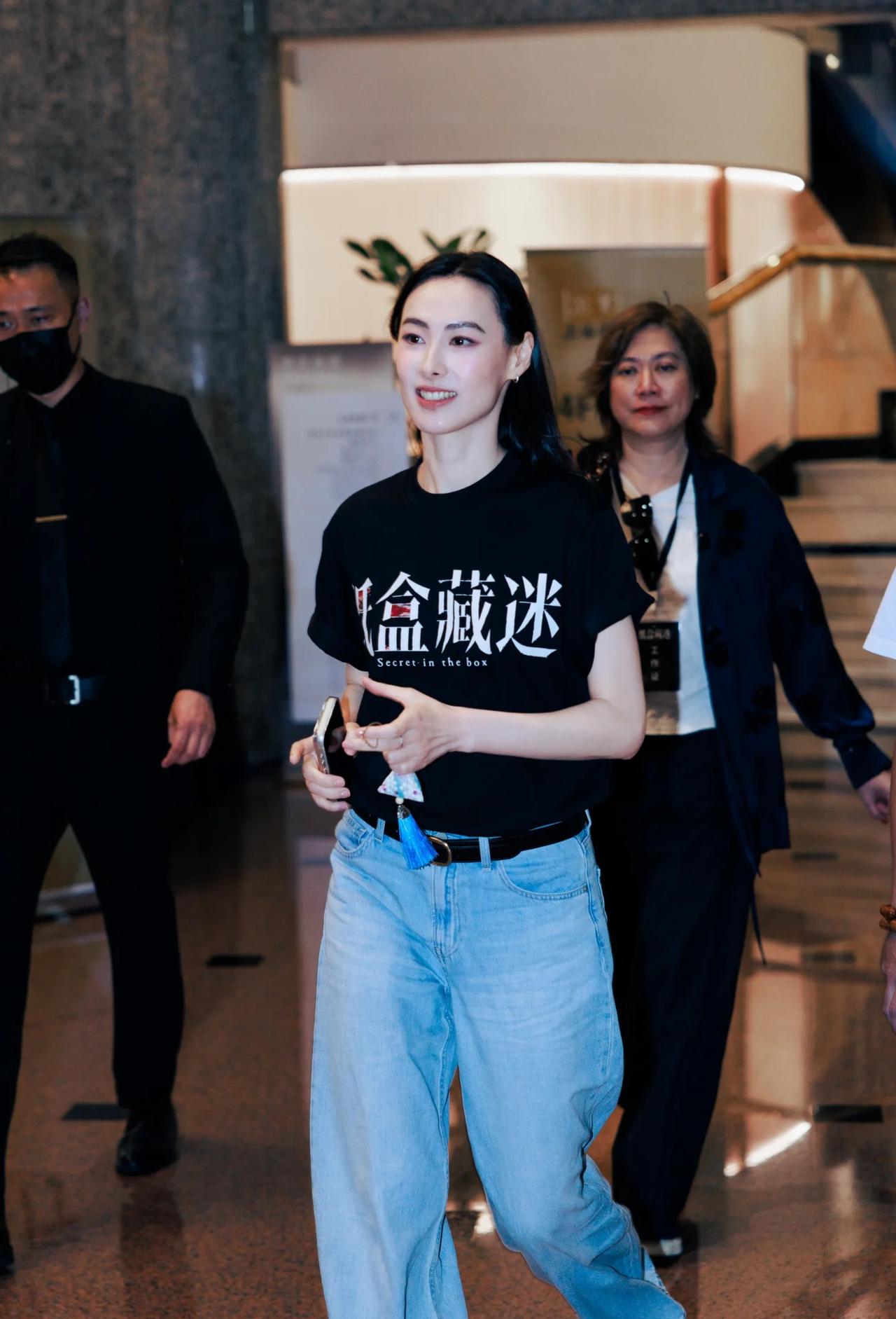 很多人都忽略了梁洛施的气质
上影节
点映结束后她走我拍到的
真人的感觉倒是我想象
