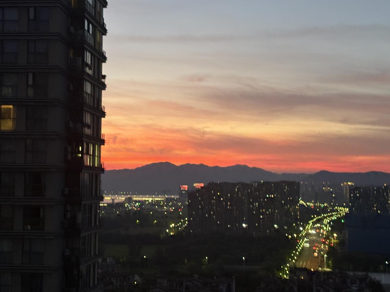 手里有20万存款要不要买小米su7？小米su汽车 这是偶然间看到的一个话题。
要