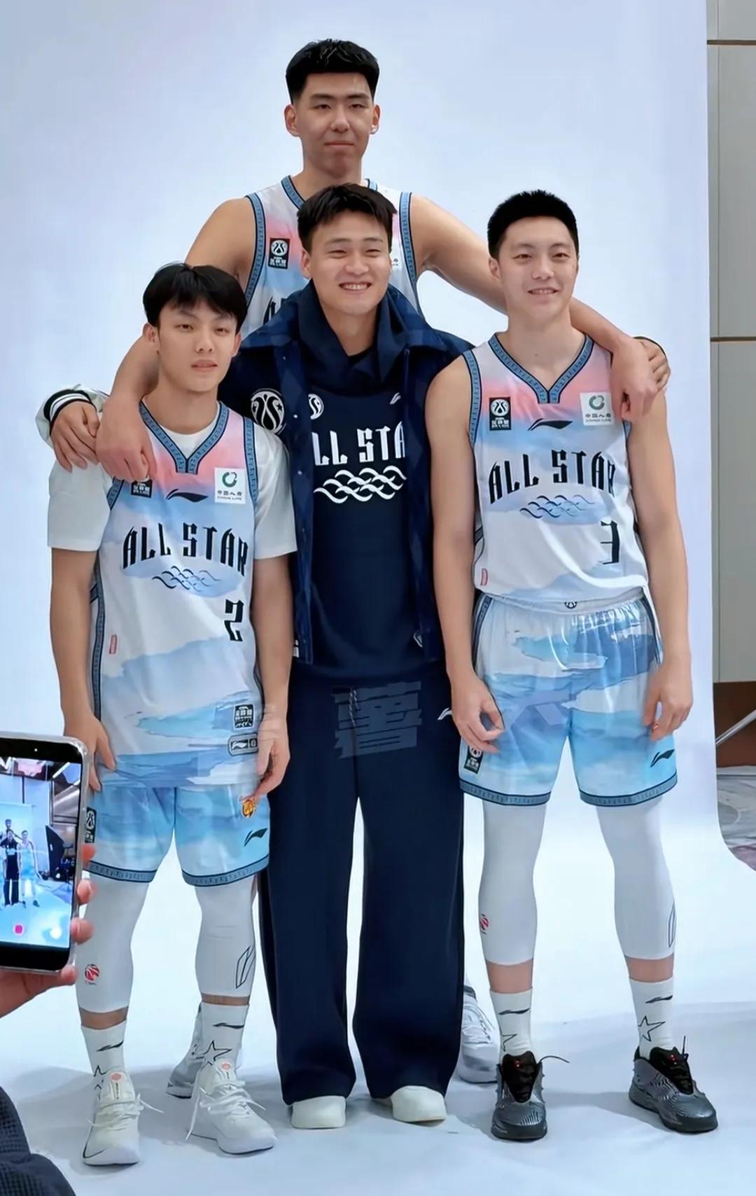 曾经的广东三少，兄弟情谊日久弥坚。
赵睿虽然到了别的球队，但如果在其他场合，遇到