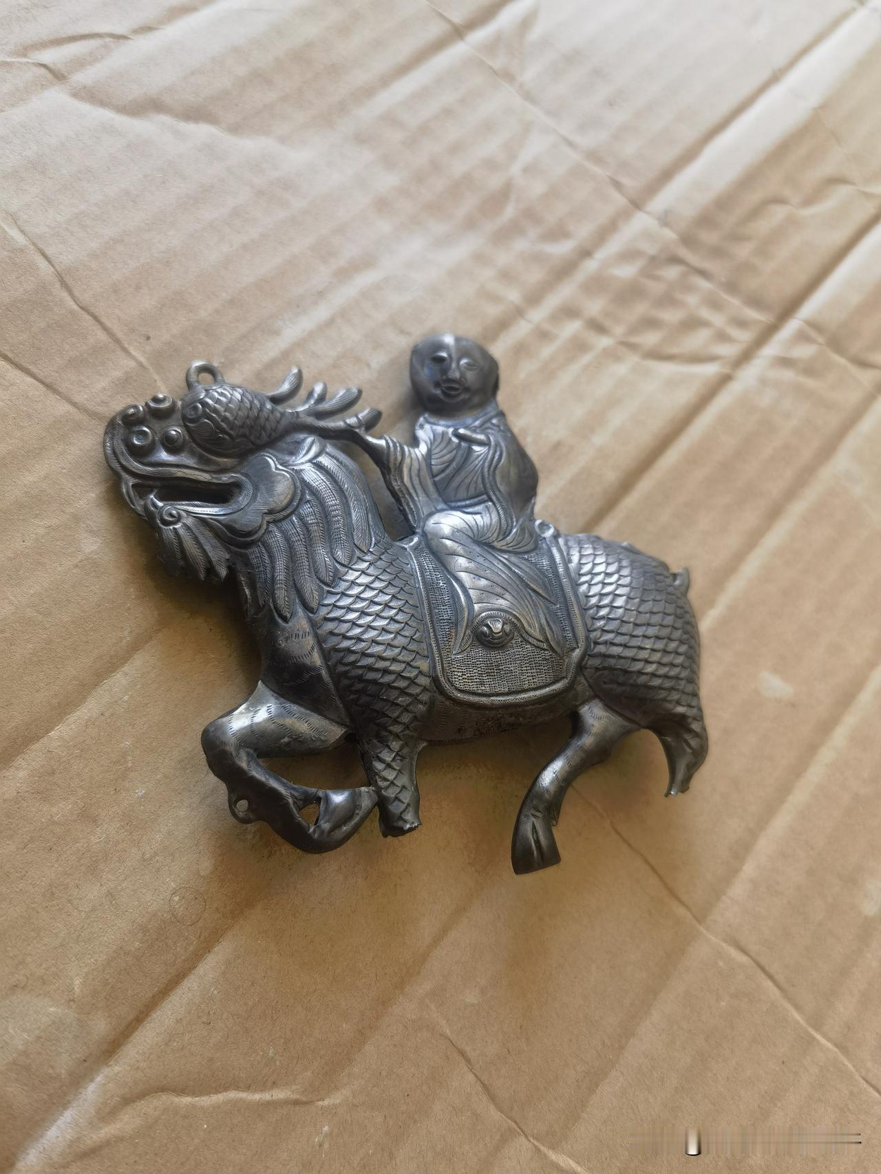 这是个啥玩意

咋还乌漆麻黑的

在公公给的那些老物件里，我一开始都没注意到还有