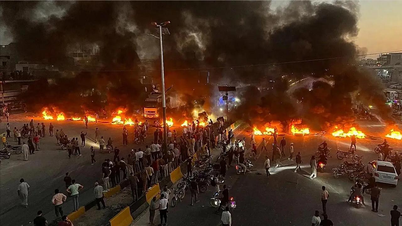 一夜之间，叙利亚街头风向急转，爆发大规模抗议事件，抗议者纷纷呼喊阿萨德回归，9月