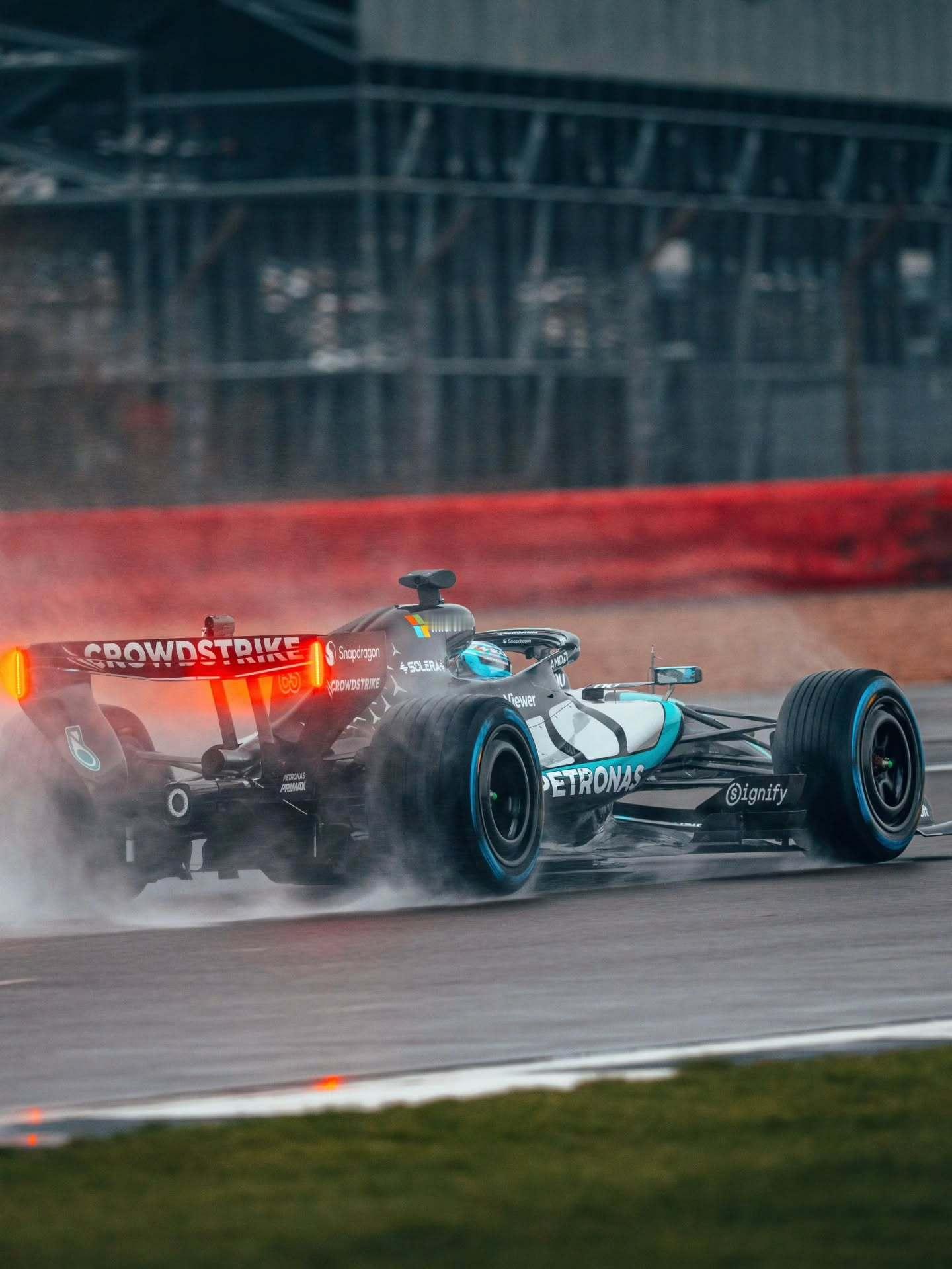 梅赛德斯放出了更多W17首航的照片，可以清楚地看到“直道模式”和“弯道模式”下的