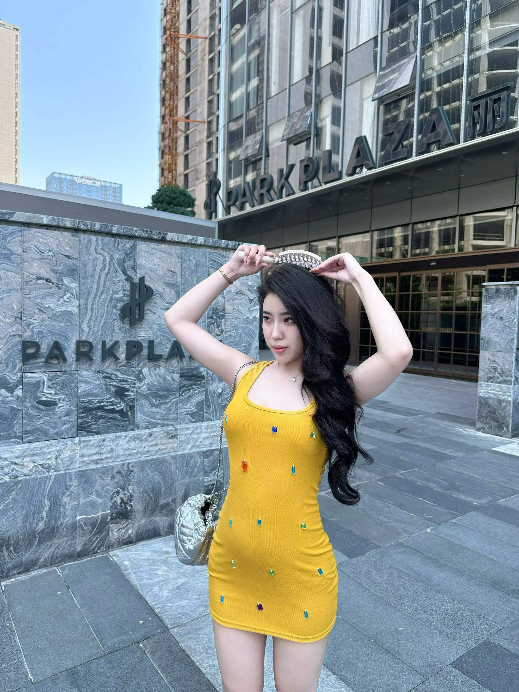 女孩你别太天真 没有人会爱上纯粹的你 每个人都在衡量你的价值