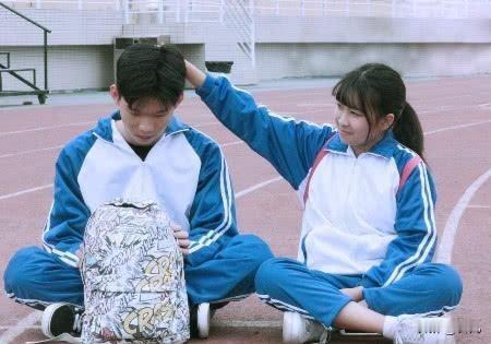 初中女同学称呼男同学“爸爸”和“哥儿”离拉手和KiSS不远了，已经恋了。
   