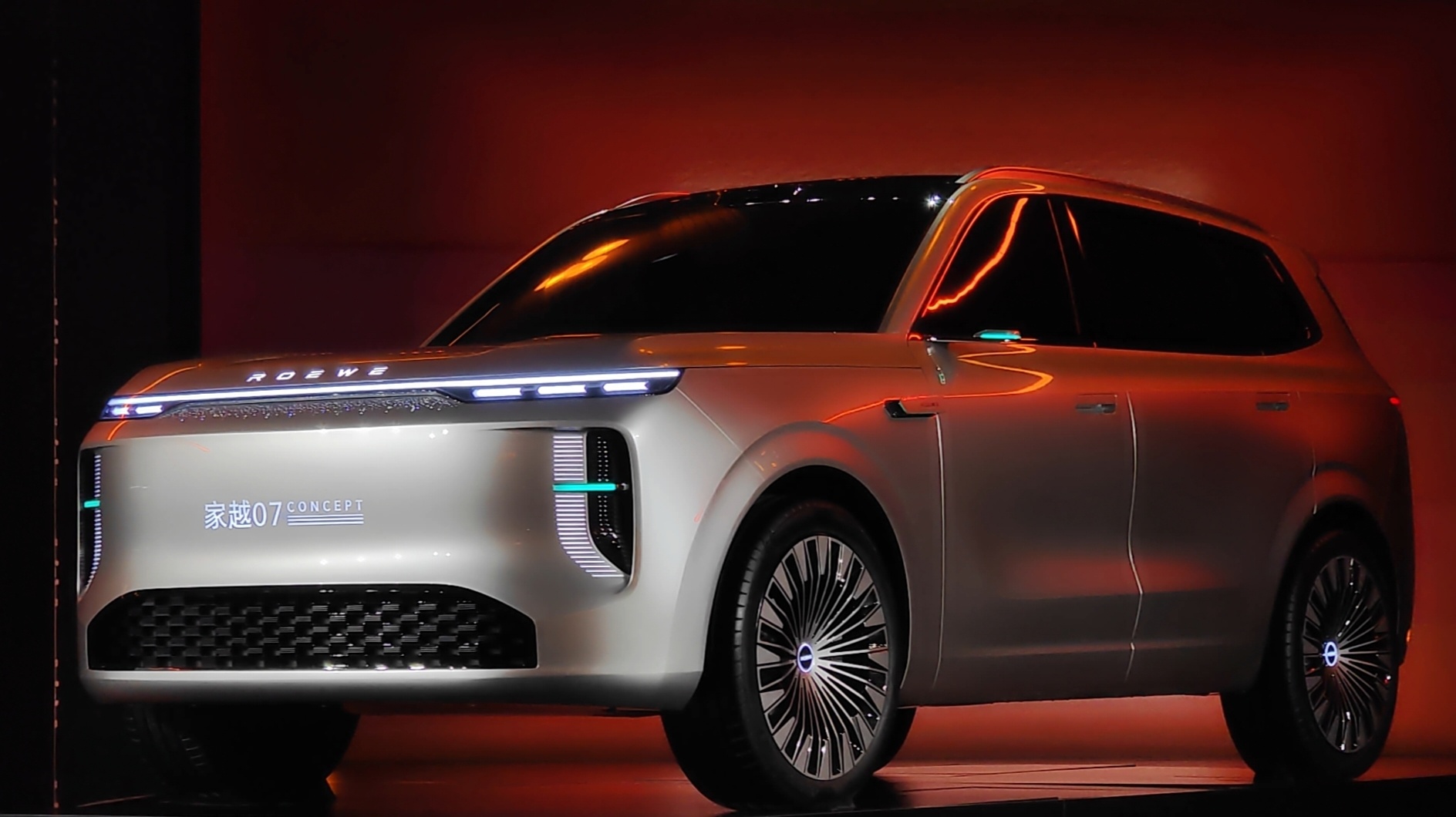 荣威火山联手合作家越AI汽车荣威&火山引擎联手合作行业首个AI原生汽车序列——家