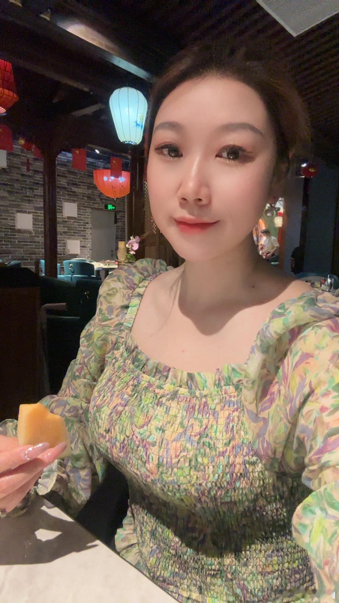 人到中年当然是情情爱爱了，到了这个年纪不应该什么都有了吗，还得搞钱吗，年轻时没搞