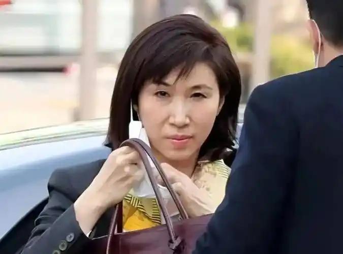 如果一个男人靠着你娘家的资源飞黄腾达，现在功成名就之后，为了另一个女人代天枉发告