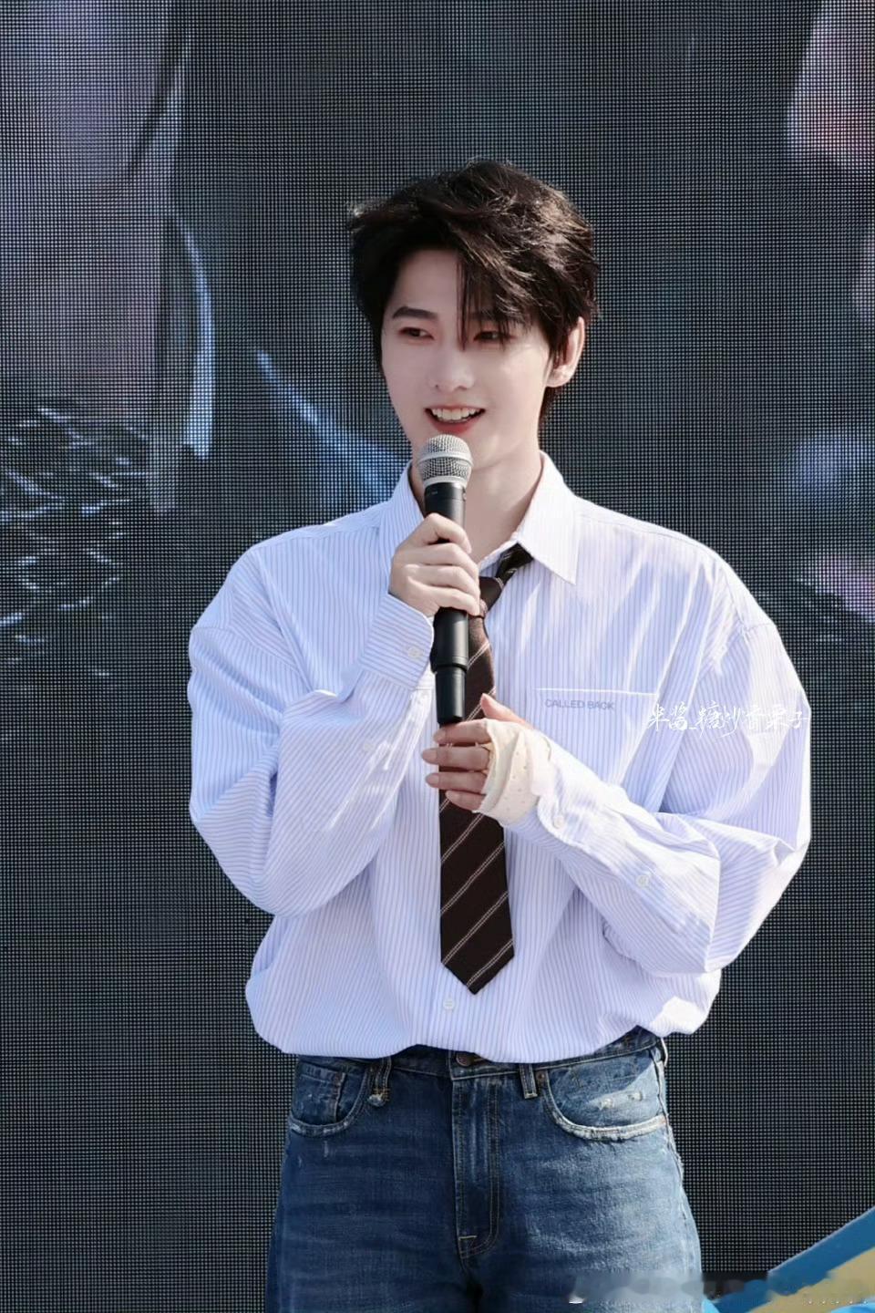 《不让江山》导演费振翔原来亲日的嘛！

敢情杨洋粉丝不让杨洋继续演《不让江山》，