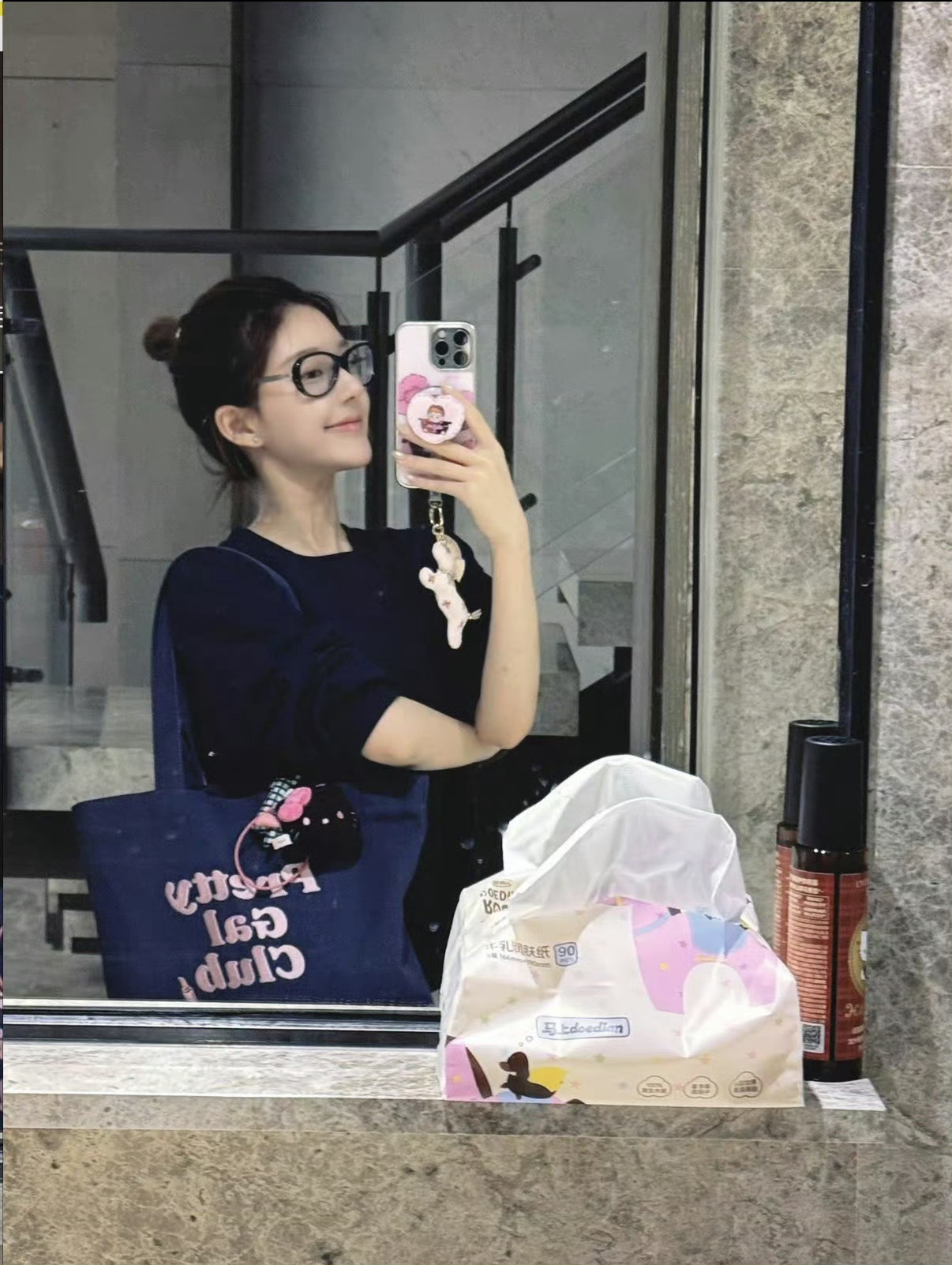 赵露思对镜自拍营业🤳 