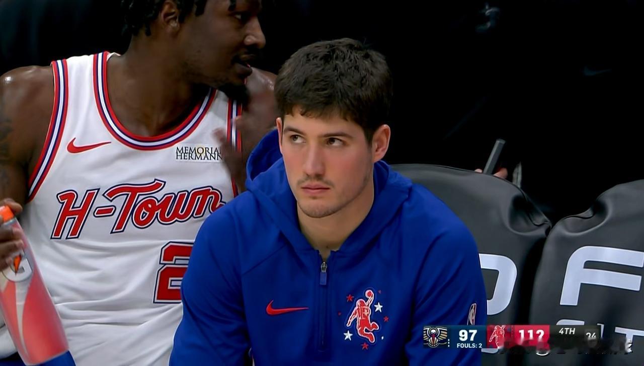 火箭新星谢波德真是让人爱恨交加！在今天火箭主场以119：110力克鹈鹕的比赛中，