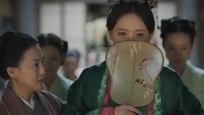 《知否》原著里，墨兰出嫁前，明兰寻思好歹姐妹一场，便拿了一对鸳鸯金镯，足有七八两