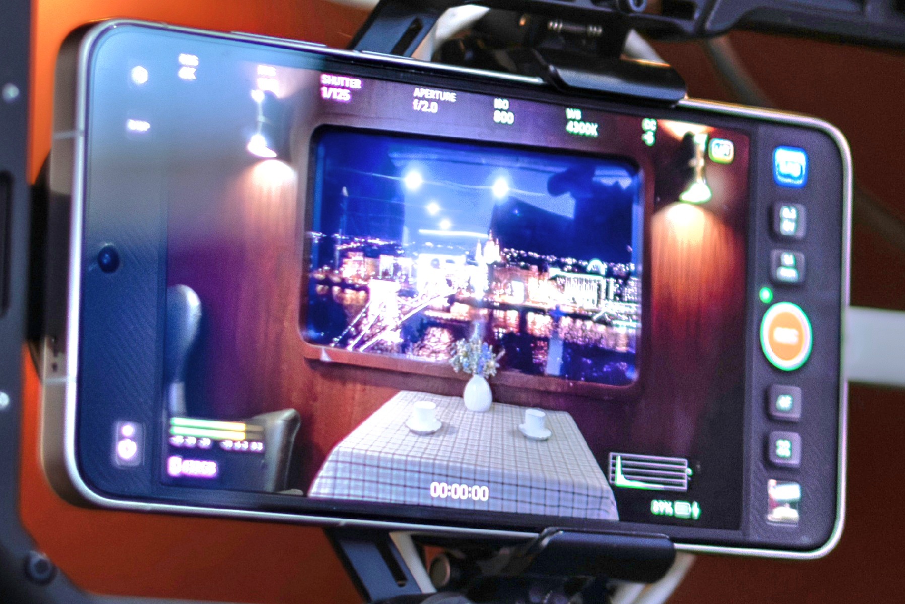 蓝厂的X300 Ultra真机出现在MWC上了。感觉如何呀？目测正面黑边好窄呀。