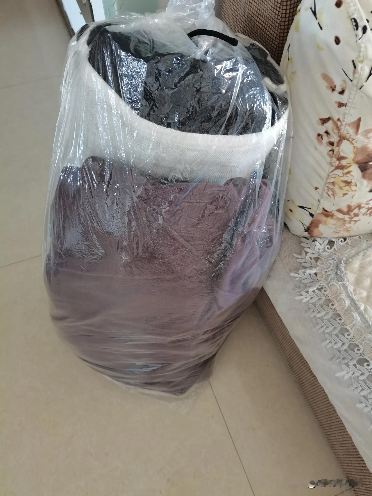 开学前家里来了一次断舍离，首先，从衣柜开始，把多年不穿的衣服，以及换季替换下来的
