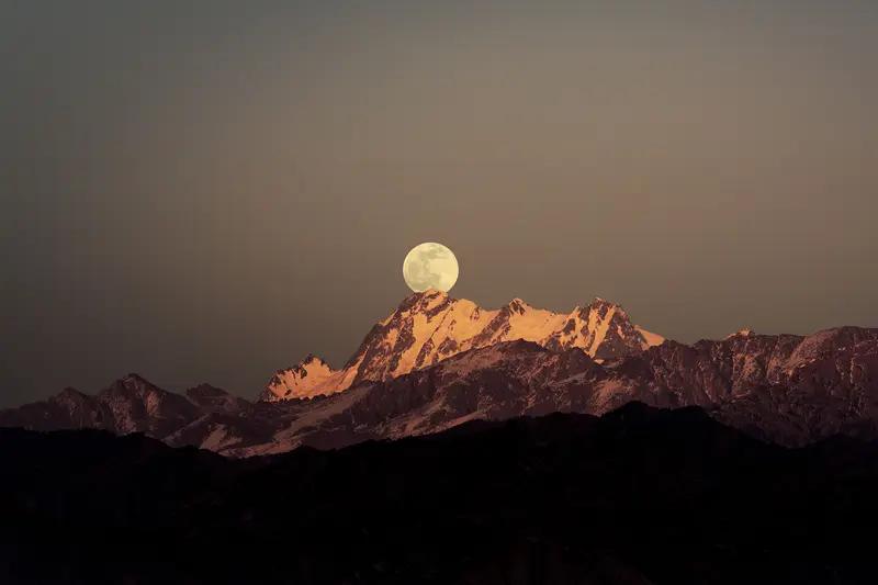 下联：天边溪山秀，求上联漫山日月明