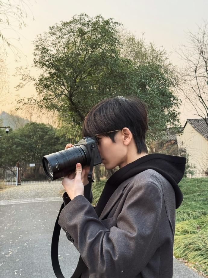 最帅摄影师张凌赫上线这组照片完全就是女友视角啊