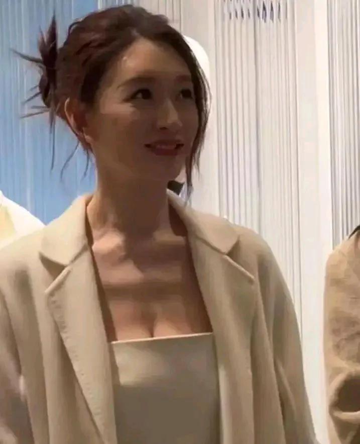女明星为了上镜好看也真是拼了！
李小冉这样的排骨胸真的好看吗？胸前的排骨和锁骨十