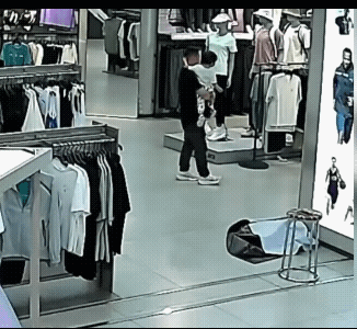 好似男子先看到手机，示意女子拿走的。
手机不值几个钱，店里基本上都是无死角的监控