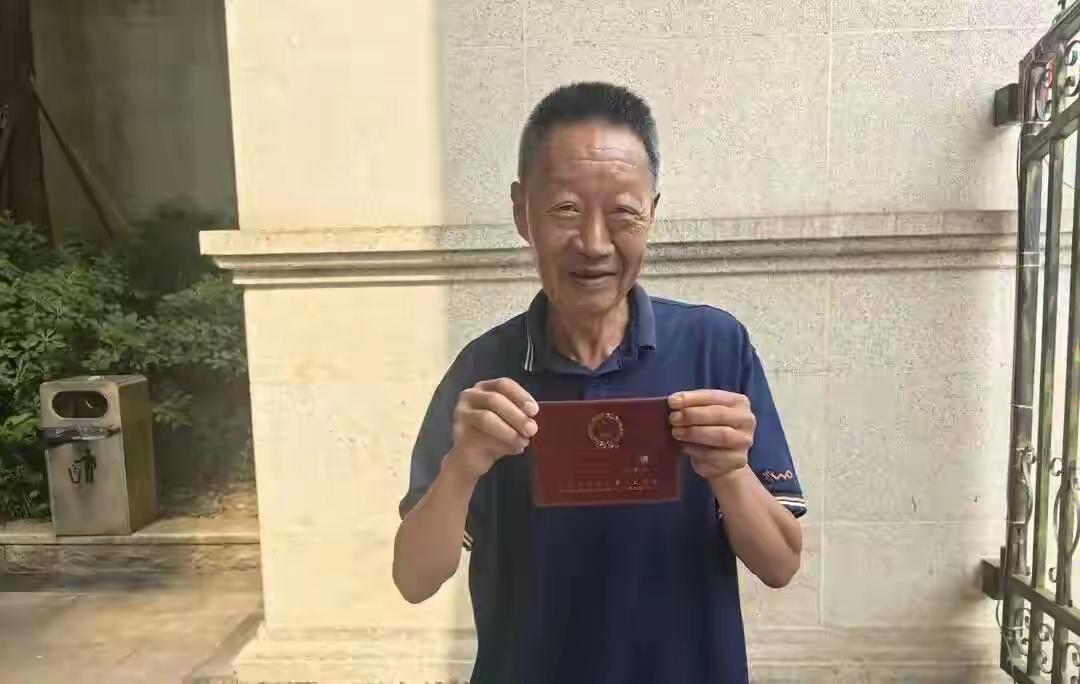一张握了20多年泛黄掉角的第一代身份证，和一张刚打印出来还带着余温的二代临时身份