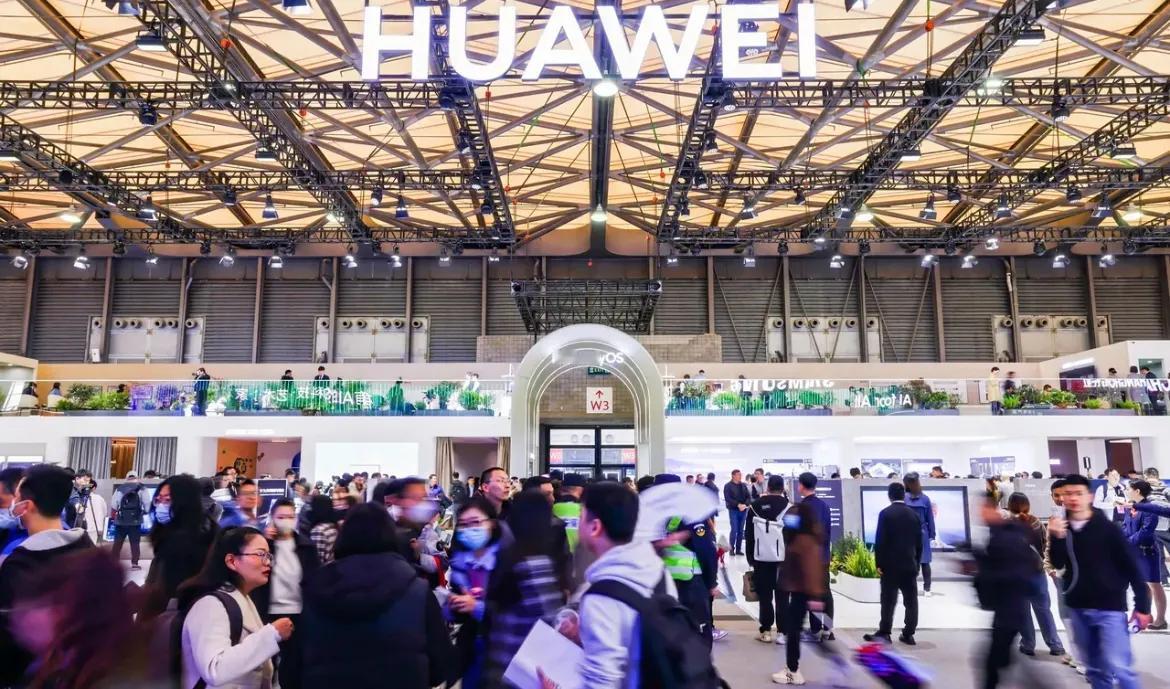 真是令人惊讶的新闻！搜狐的CEO张朝阳亲自体验了华为的新产品——华为智慧屏 V5