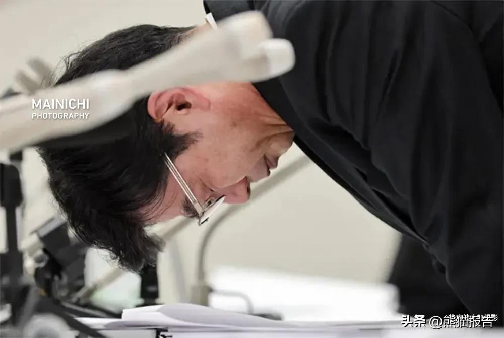 离谱事情发生在日本医院内，院方只能鞠躬道歉🙇了事。

日本老护士因在住院老年男