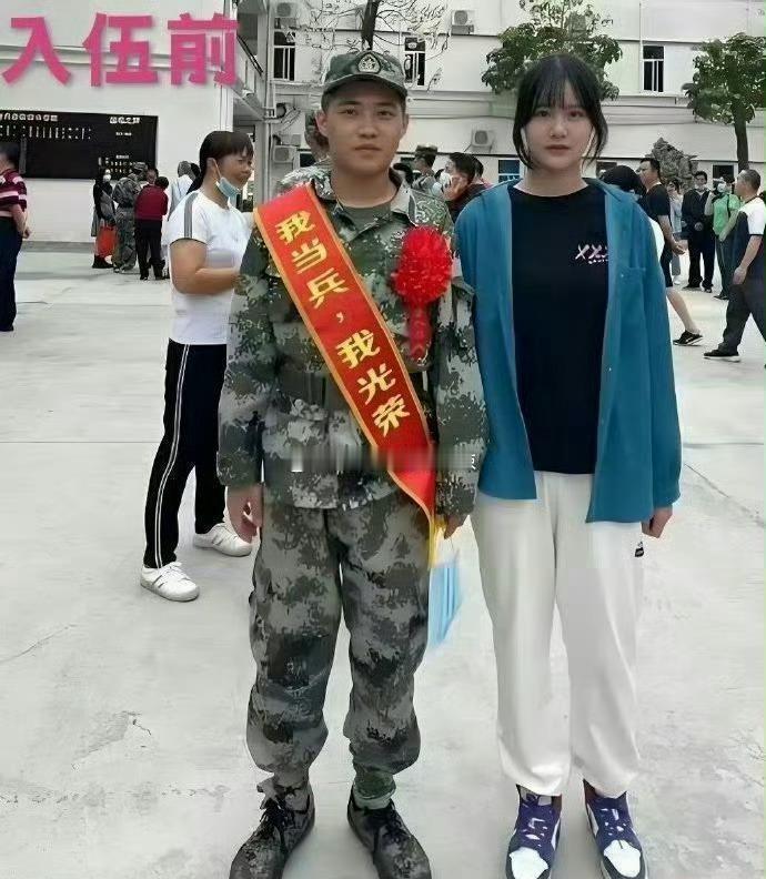 入伍和退伍，两人的气质都变了