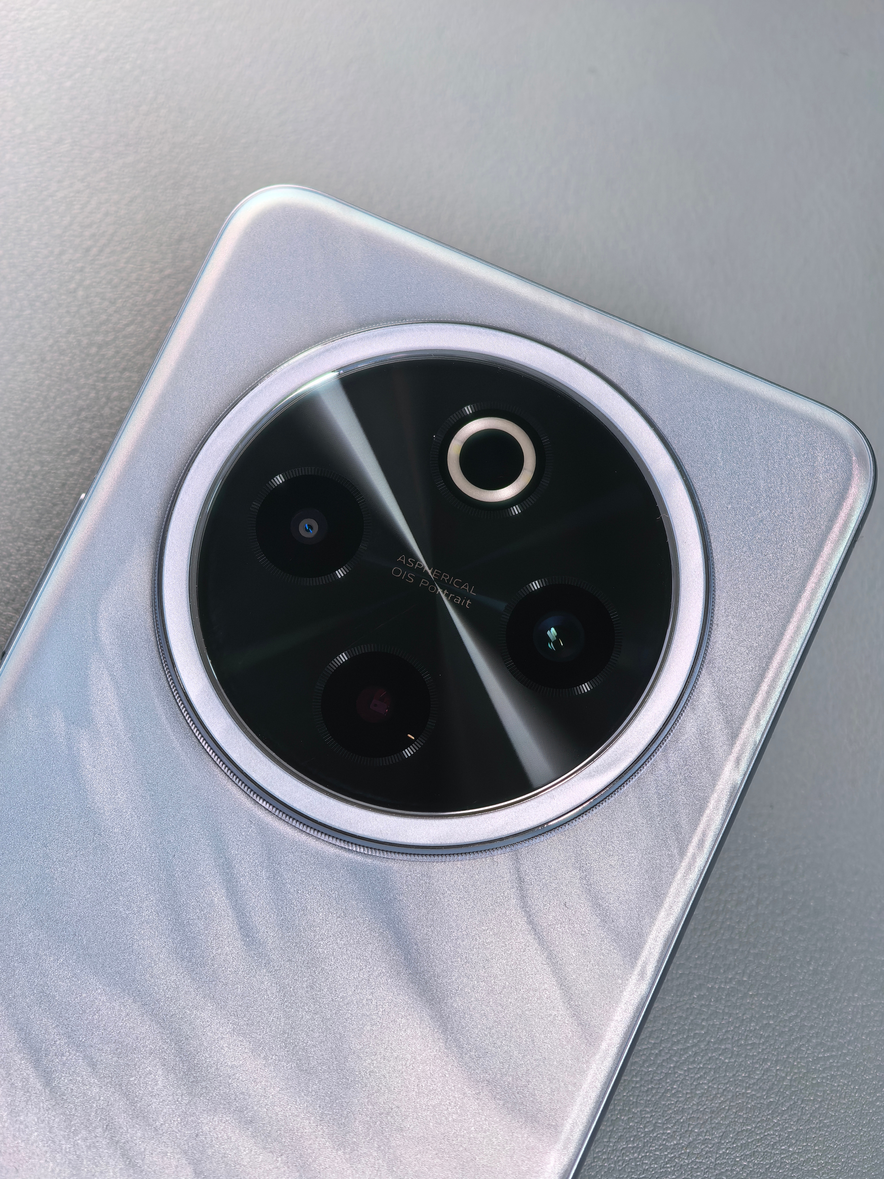 Y300Pro+的5000mAh电池+33W快充，实测刷视频6小时还剩30%。参