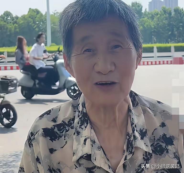 河南许昌76岁老人段守兰，13年来每天在街头摆免费茶摊，为过路人和环卫工人提供凉