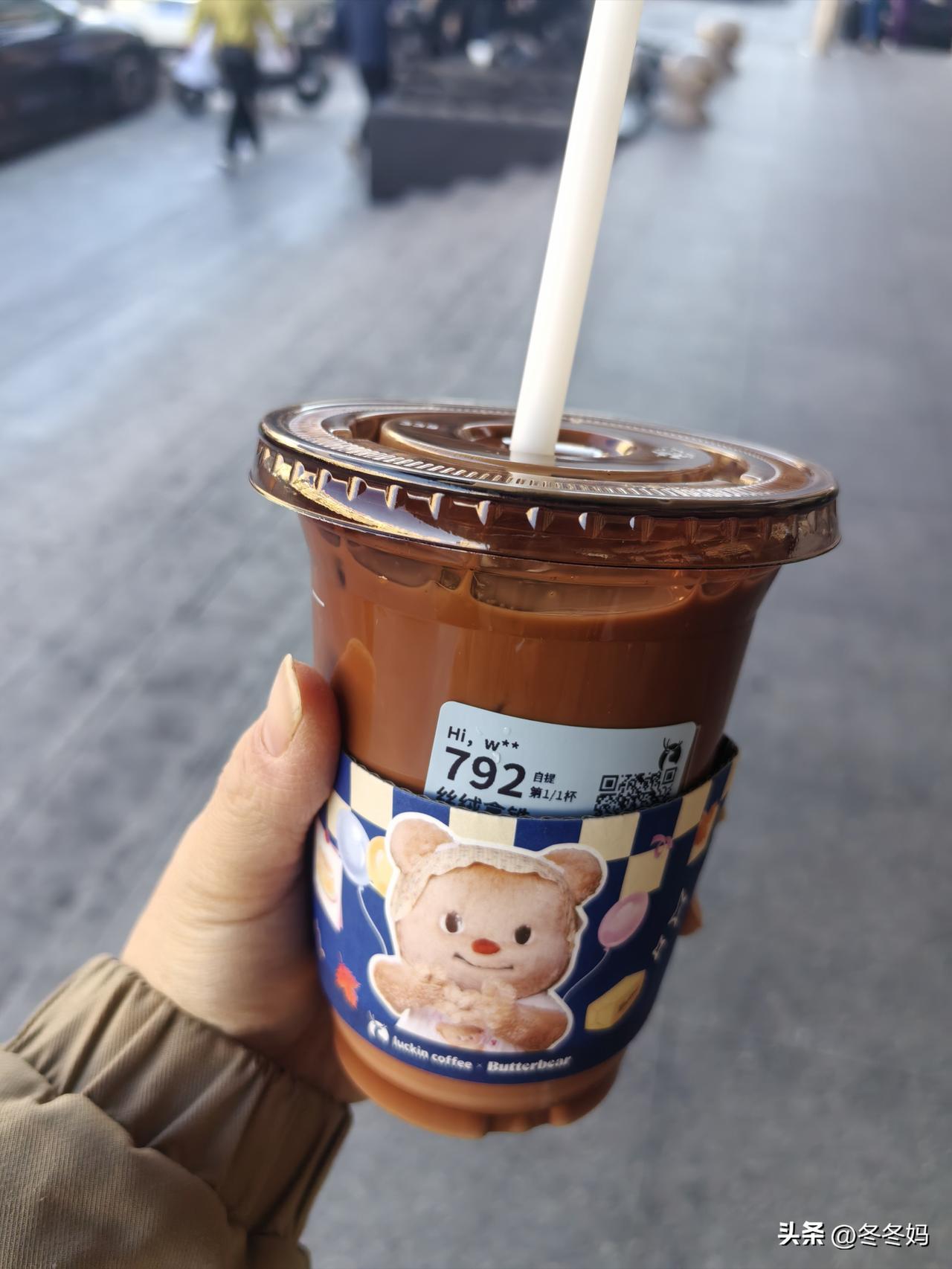 有时候真的挺无语的
今天我坐块四时，在车上点了一杯瑞幸的咖啡，取餐点就在晨光饭店