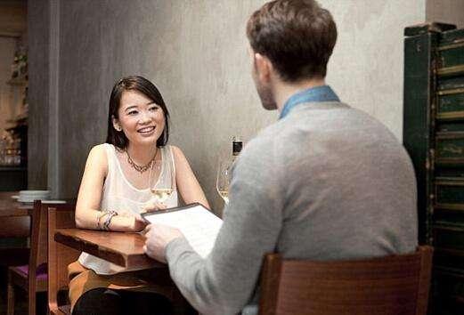 相亲第一次见面，本来就只是看眼缘、找感觉、聊个大概。
 
就这么简单一件事：
-