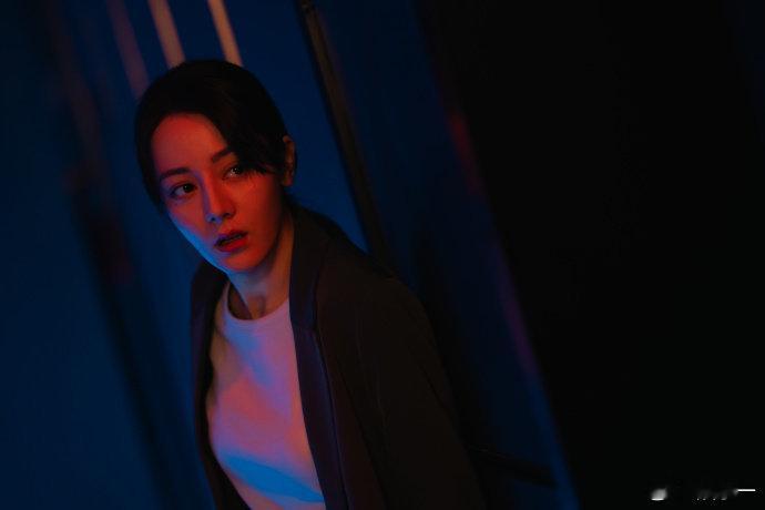 迪丽热巴不是救赎感是真救赎 看《利剑玫瑰》，迪丽热巴的邓妍两集救四个人，每一次都