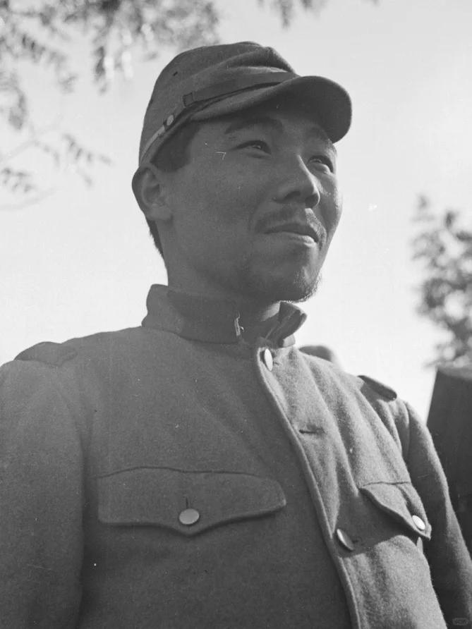 其实，这张日本兵的照片，是有点搞笑的。众所周知，日本兵个头矮小，1937年侵略中