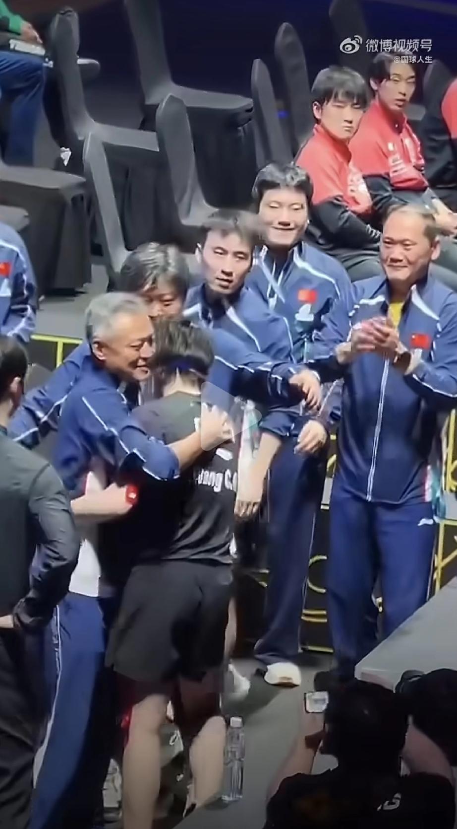 张本智和🇯🇵好落寞啊[吃瓜群众]，
2026澳门世界杯上，王楚钦夺冠后和教练