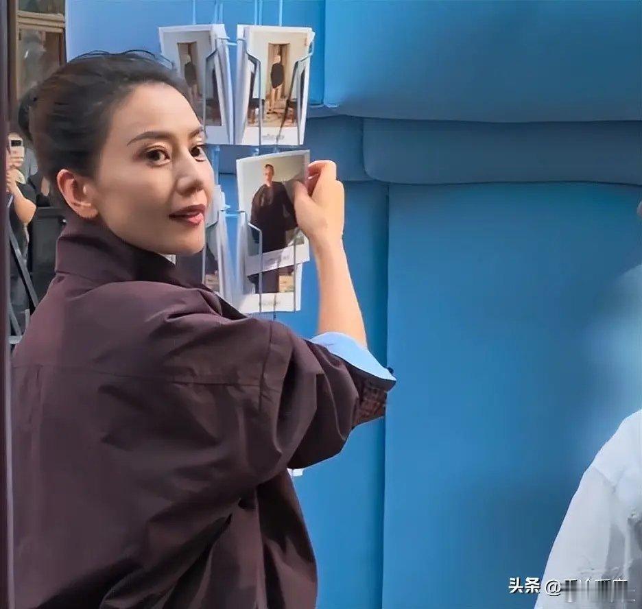46岁高圆圆现身三里屯，头发粗糙法令纹深，红色小皮鞋土到掉渣 ​​​