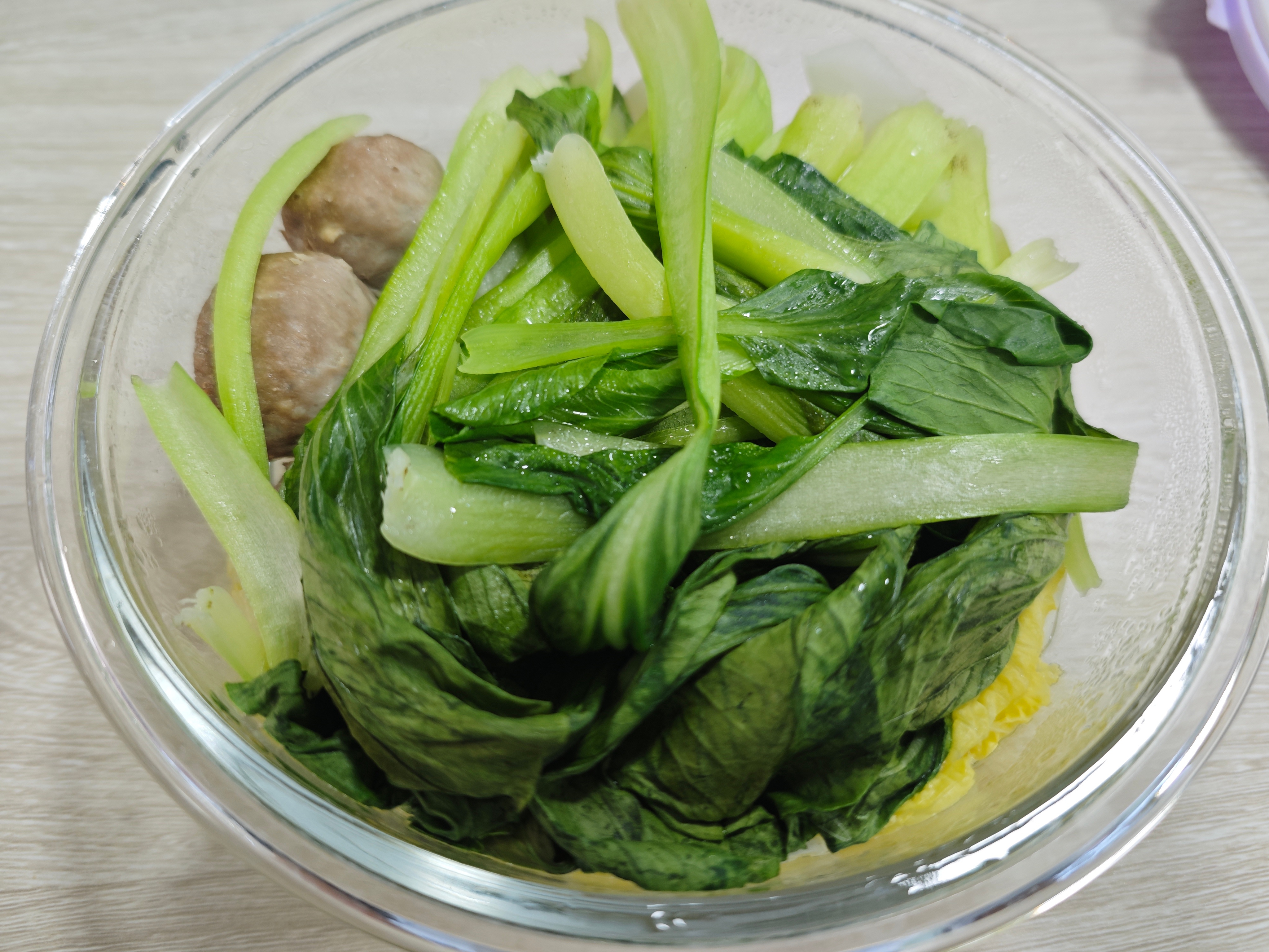 还是喜欢水煮菜，水开了放橄榄油放盐，菜滚一下就能吃了
