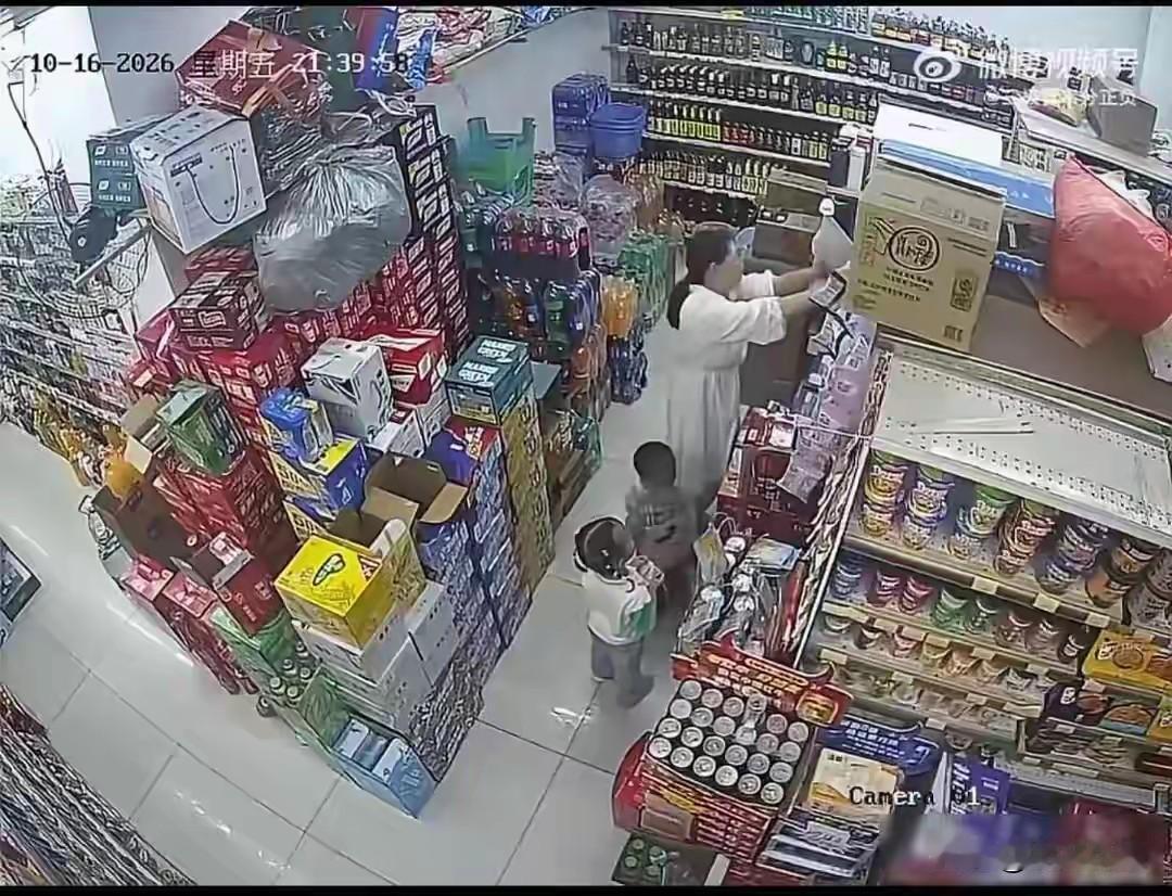 白衣女子带两娃逛超市，女子却在过道当众小便，事后扬长而去！
晚上9 点多，一名身