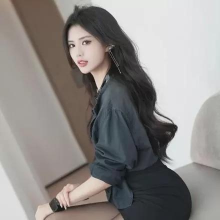 都市女郎的时尚穿搭，黑色西装裙尽显优雅与自信！性感黑裙穿搭 灰色西装裙穿搭 职场