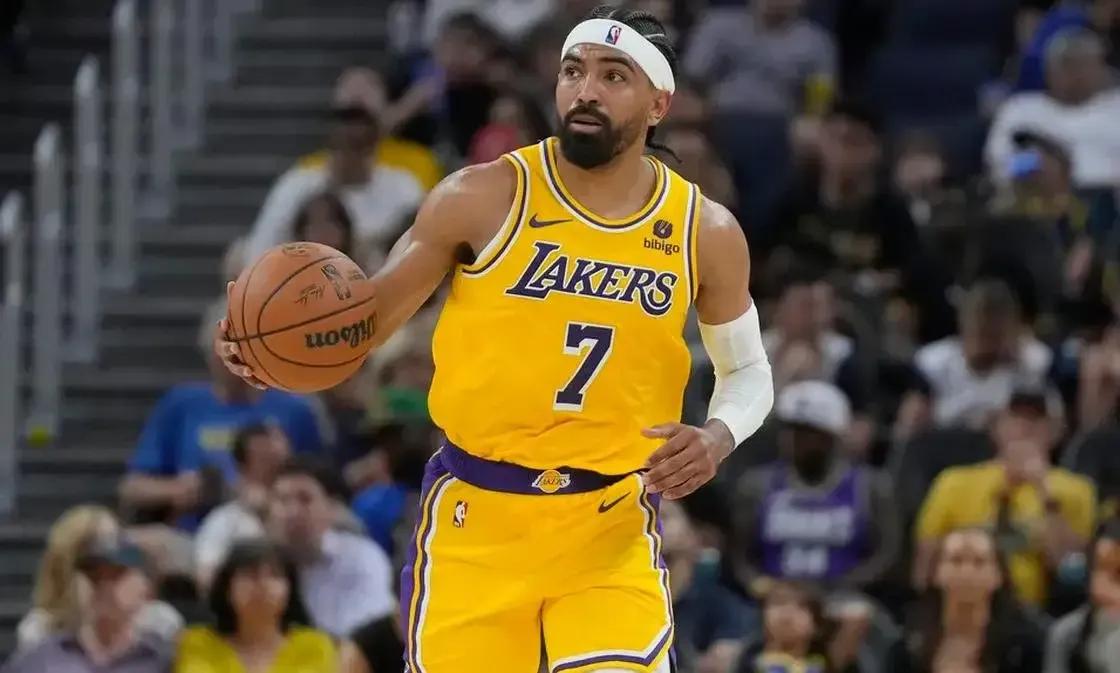 文森特和施罗德数据对比，湖人大胜篮网，后悔签约文森特吗？
第一，文森特出场14分