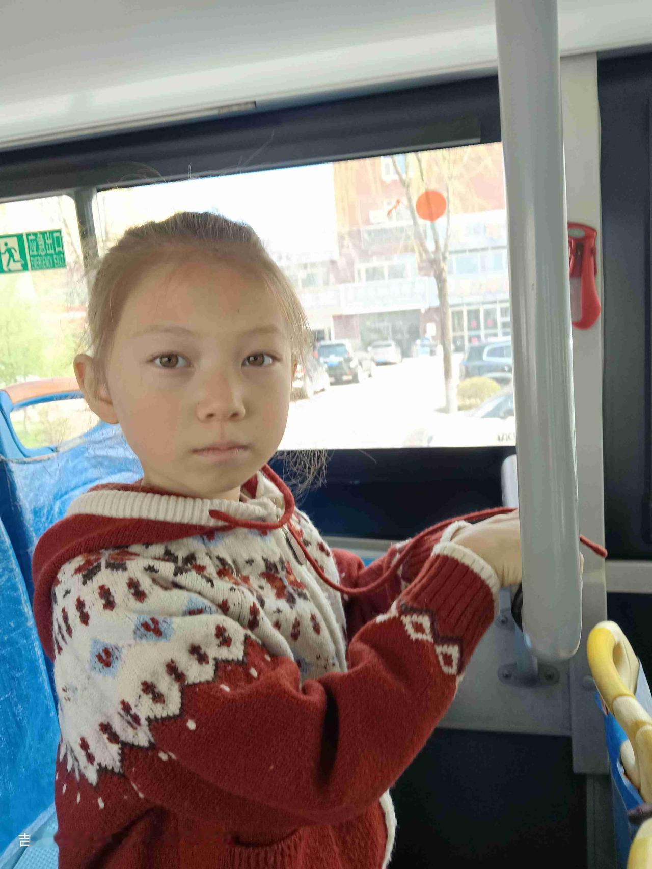 我的今日状态：😁轻松愉快
我这里的天气：🍂微风
公交车上遇到一位小女孩，黄
