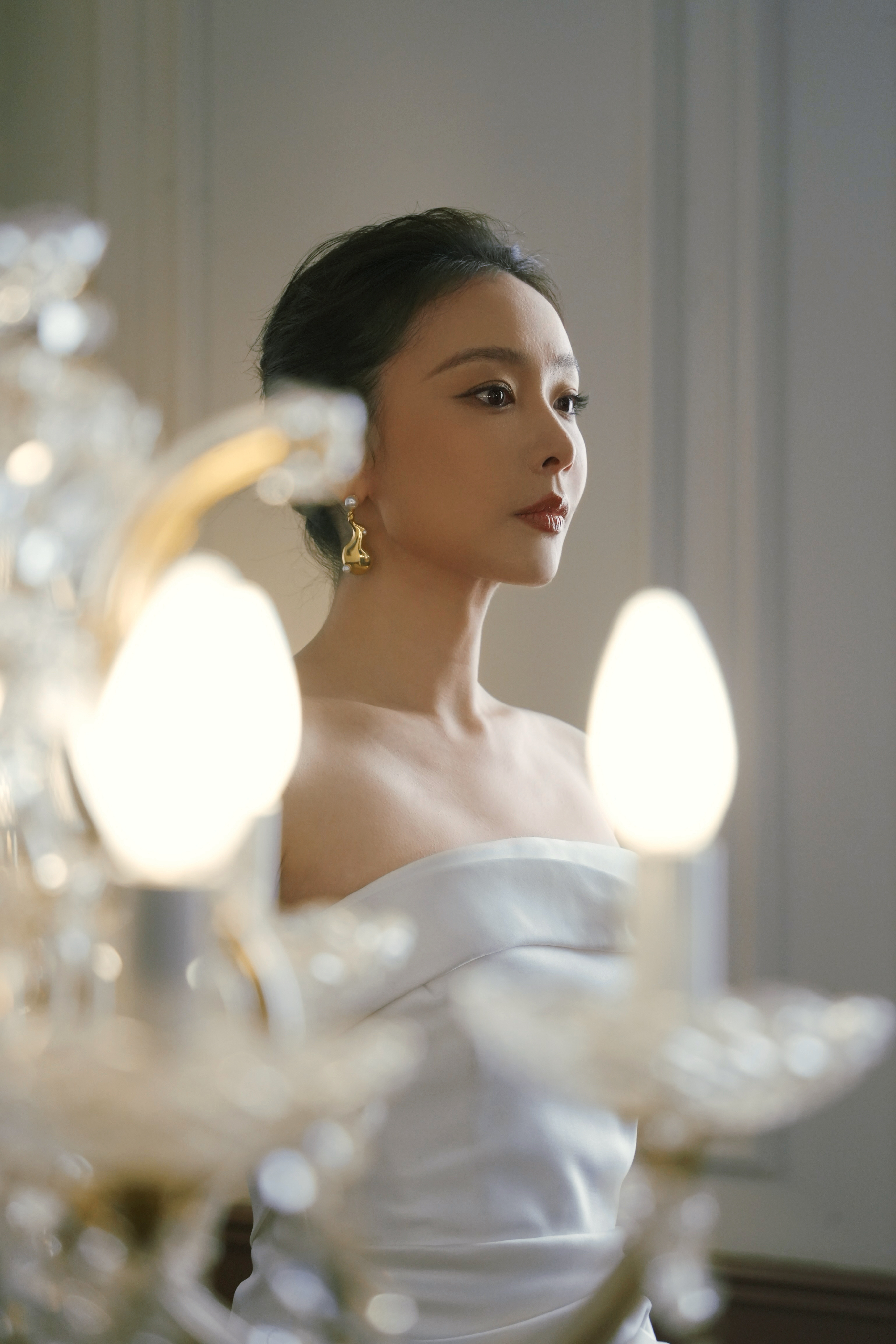 高叶  将优雅揉进剪裁，把锋芒藏于眼底，一颦一回，皆是不动声色的惊艳。高叶王星越