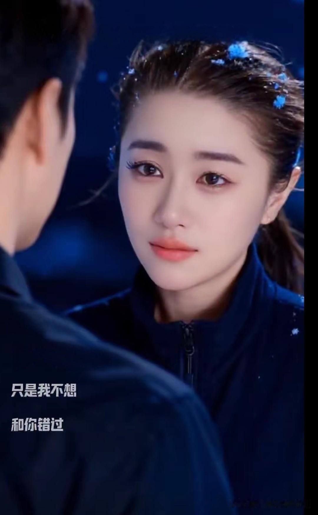 留住我吧
文/刚柔

你要走的那条路
我望了很久
望到眼酸
还是望不见你回头的理