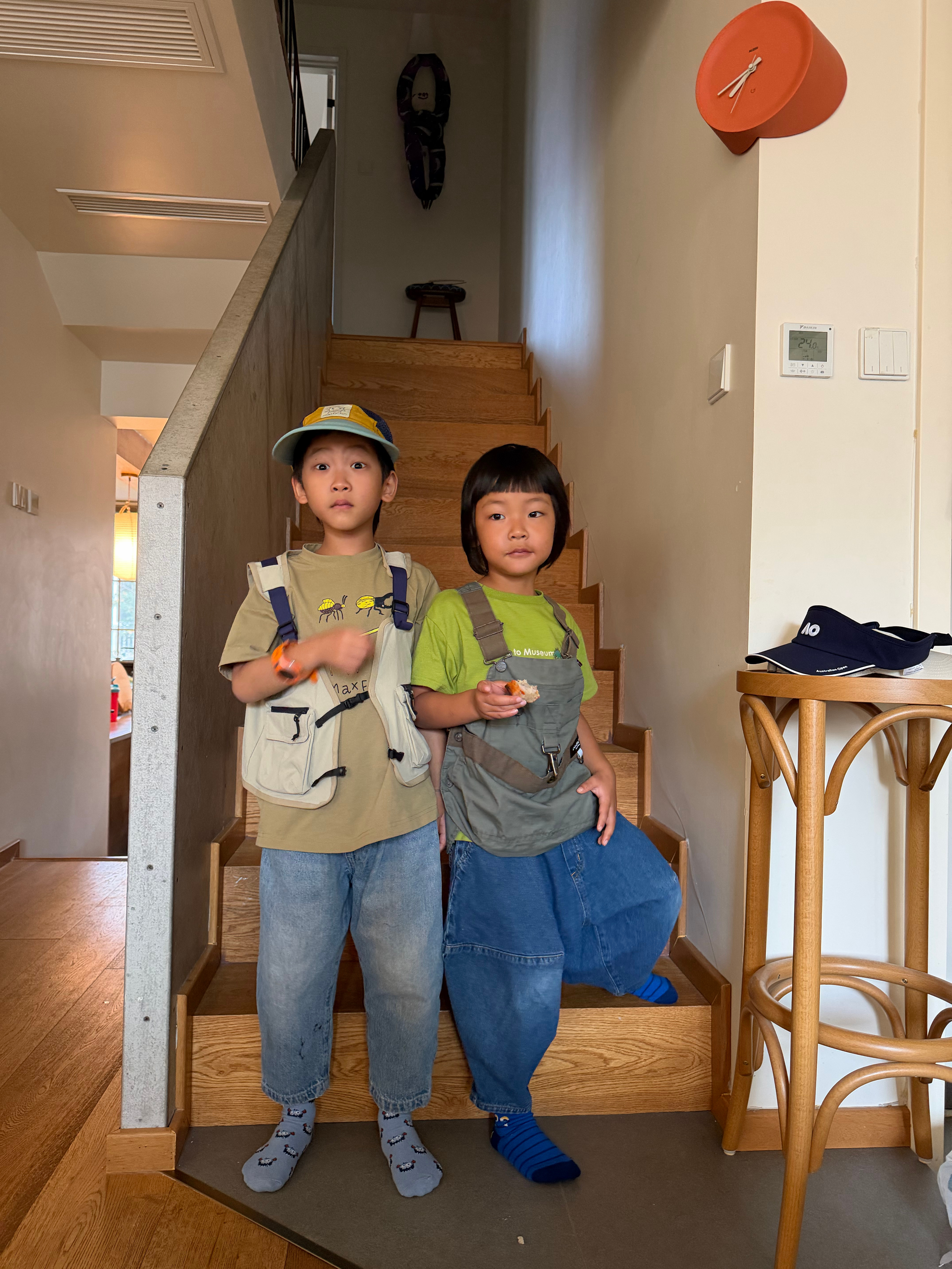 今早有意思了，哥哥为班级的昆虫活动自己挑选了一套衣服，他看到后对着哥哥大喊：帅哥