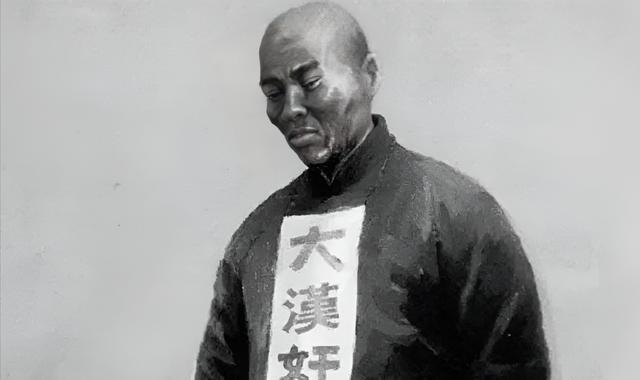 1951年，一名86岁老人被执行枪决。围观的百姓怒不可遏，纷纷将烂菜叶子和臭鸡蛋