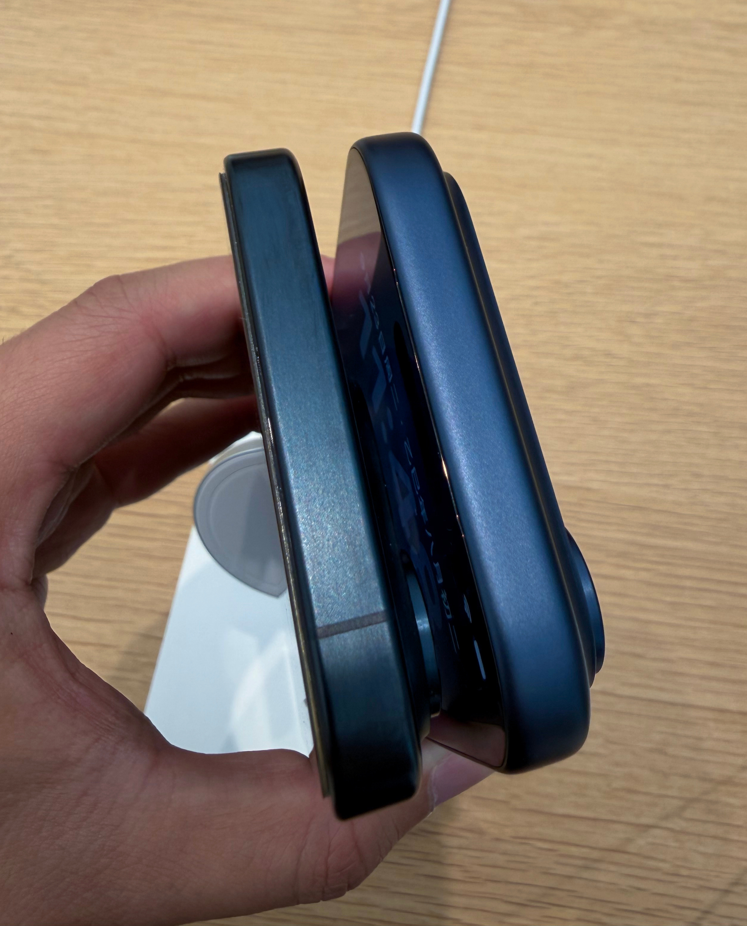 放一块对比的话，iPhone17Pro的铝合金中框确实不如前代钛金属材质有质感。