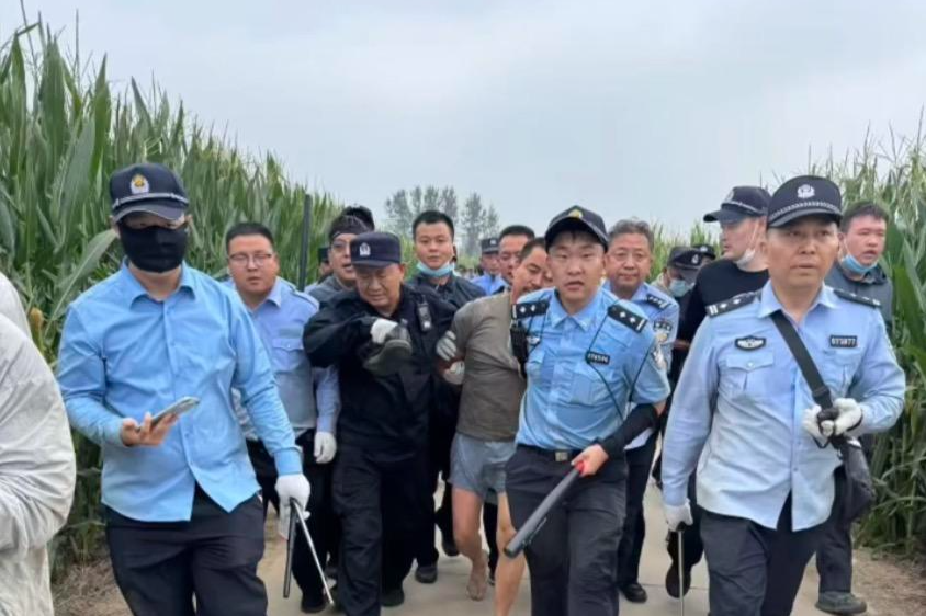 河南西平县重大刑案嫌犯被抓获，社区居民：其平时从事砸墙等杂活